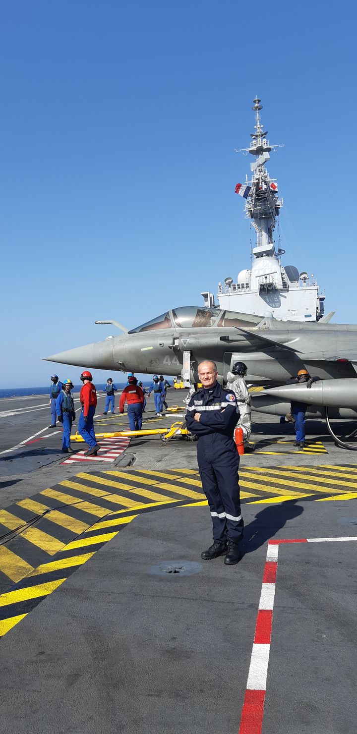 Le contre-amiral Olivier Lebas, commandant du groupe aéronaval du Charles de Gaulle, lors d'une mission au large des côtes syriennes, à la mi-mars 2019. (FRANCK COGNARD / FRANCE-INFO)