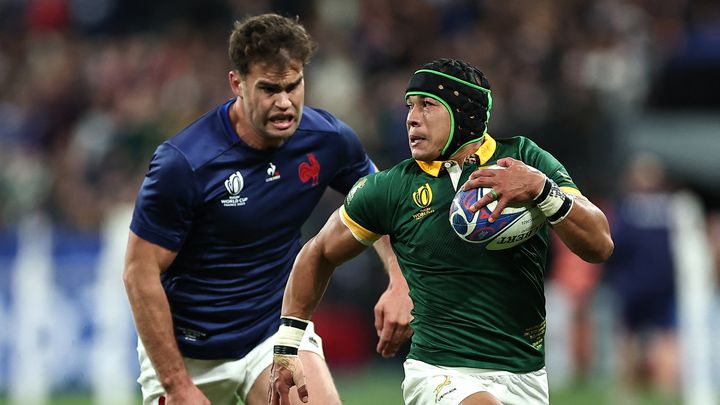 L'ailier sud-africain Cheslin Kolbe prend de vitesse son homologue français Damian Penaud, lors du quart de finale de Coupe du monde entre la France et l'Afrique du Sud, le 15 octobre 2023 au Stade de France. (FRANCK FIFE / AFP)