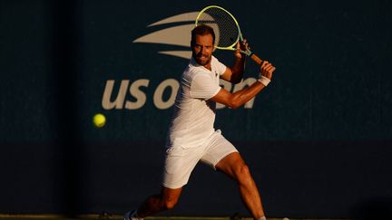 Richard Gasquet lors du deuxième tour de l'US Open face à Miomir Kecmanovic, le 1er septembre 2022. (SARAH STIER / Getty Images via AFP)