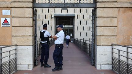 Des policiers à l'entrée de la cour d'appel d'Aix-en-Provence (Bouches-du-Rhône) le 3 août 2023. (CLEMENT MAHOUDEAU / AFP)