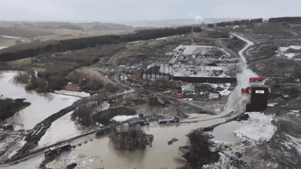 Des millions de tonnes de terre polluée dévalent depuis des semaines d'une colline à Olst, au Danemark, menaçant les habitations. Elles proviennent d'un site où la terre devait être décontaminée, jusqu'à ce qu'une immense coulée de boue vienne interrompre le processus. (France 2)