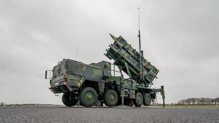 Un système de missiles anti-aériens de la Bundeswehr, sur l'aérodrome de l'aéroport militaire de Schwesing, en Allemagne, le 17 mars 2022. (AXEL HEIMKEN / DPA)