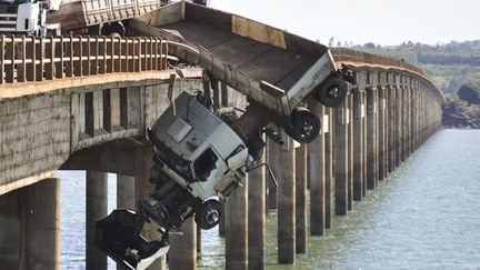 Un camion a percut&eacute; un pont pr&egrave;s de Fartura (Br&eacute;sil), le 22 septembre 2012. (HELIO INUMARU / AP / SIPA)