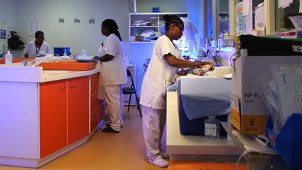 Le personnel de la maternité du centre hospitalier de Mayotte, à Mamoudzou, le 14 mars 2018. (ORNELLA LAMBERTI / AFP)