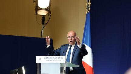 Eric Ciotti&nbsp;à la tribune lors d'un Conseil national des Républicains, le 30 juin 2018, à&nbsp;Menton (Alpes-Maritimes). (VALERY HACHE / AFP)