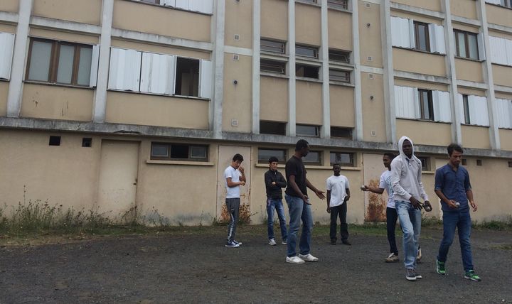 Mahmoud, Hijratullah et les autres demandeurs d'asile jouent à la pétanque, le 4 octobre 2016, à Naintré (Vienne).&nbsp; (JULIE RASPLUS / FRANCEINFO)