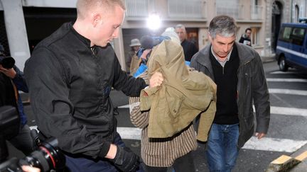 J&eacute;r&eacute;my Rimbaud, soup&ccedil;onn&eacute; d'avoir tu&eacute; et tent&eacute; de manger le c&oelig;ur et la langue d'un nonag&eacute;naire, arrive au tribunal de Pau (Pyr&eacute;n&eacute;es-Atlantique), vendredi 20 d&eacute;cembre 2013.&nbsp; (GAIZKA IROZ / AFP)