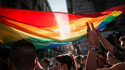 Un drapeau LGBT est brandi lors de la Marche des fiertés, à Naples, en italie, le 11 juillet 2015. (MICHELE AMORUSO / CROWDSPARK / AFP)