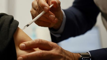 Une personne se fait vacciner au Stade de France, à Paris, le 23 avril 2021. (LUDOVIC MARIN / AFP)