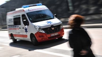 Une ambulance roule vers le service d'urgences du CHU de Nantes, le 30 avril 2019.&nbsp; (LOIC VENANCE / AFP)