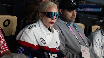 Elle s'est fait remarquer lors de la cérémonie d'ouverture des Jeux Olympiques le 26 juillet dernier avec son interprétation - en français - de "Mon truc en plumes" par Zizi Jeanmaire. Lady Gaga a décidé de poursuivre son séjour à Paris, en portant des vêtements patriotiques pour encourager les athlètes américains. Elle était notamment présente, ici, à la finale du 400 m quatre nages individuel, à La Défense Arena de Nanterre, le 28 juillet 2024. (JEANNE ACCORSINI / SIPA)