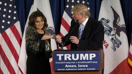 Sarah Palin, ancienne gouverneure de l'Alaska, soutient Donald Trump, candidat aux primaires républicaines, le 19 janvier 2016 dans l'Iowa. (AARON P. BERNSTEIN / GETTY IMAGES NORTH AMERICA / AFP)