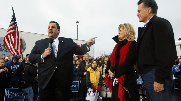 Le gouverneur du New Jersey Chris Christie aux c&ocirc;t&eacute;s de Mitt Romney le 30 d&eacute;cembre 2011 &agrave; Des Moines, dans l'Iowa (Etats-Unis). (RICK WILKING / REUTERS)