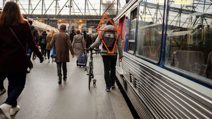 Dans une gare parisienne, le 16 mars 2016. (MAXPPP)