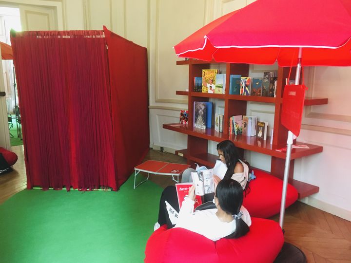 Au Centre national du livre, la cabine d'ordonnance littéraire du Livrodrome permet aux adolescents de trouver&nbsp;leur roman idéal.&nbsp; (LOUISE FRETET)