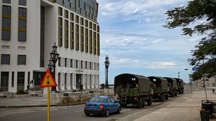 Des véhicules de police&nbsp;à La Havane (Cuba), le 15 novembre 2021. (YAMIL LAGE / AFP)