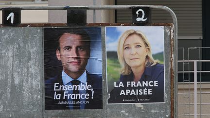 L'affiche pour le second tour de la présidentielle avec Emmanuel Macron et Marine Le Pen. (MAXPPP)