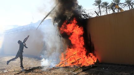 Des milliers d'Irakiens ont pris d'assaut l'ambassade des Etats-Unis à Bagdad, le 31 décembre 2019. (THAIER AL-SUDANI / REUTERS)