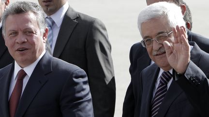 Le roi Abdallah de Jordanie, en visite à Ramallah, avec Mahmoud Abbas, le président de l'autorité palestinienne. Ici en 2012. (AHMAD GHARABLI / AFP)