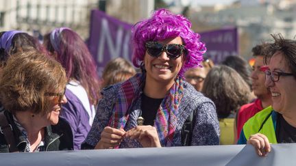 Une femme d&eacute;file pour la journ&eacute;e internationale des droits des femmes &agrave; Madrid (Espagne) le 8 mars 2015. (OSCAR GONZALEZ / NURPHOTO / AFP)