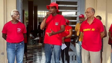 Gabriel Jean-Marie (secrétaire général de la CGTM), Rodrigue Petitot, président du RPPRAC et Philippe Pierre-Charles (CDMT) à la maison syndicale de Fort-de-France. (MARC-FRANCOIS CALMO / MARTINIQUE LA 1ERE)