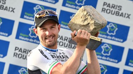 Sonny Colbrelli célèbre sa victoire, pour la 118e édition de Paris-Roubaix. (DAVID STOCKMAN / BELGA MAG)