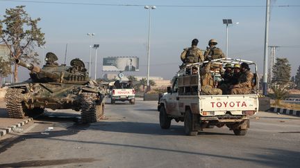 Des combattants rebelles syriens patrouillent à proximité de l'aéroport de la ville d'Alep, dans le nord de la Syrie, le 2 décembre 2024. (OMAR HAJ KADOUR / AFP)