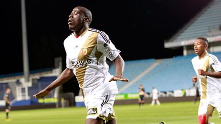 Adamo Coulibaly libère le RC Lens lors de la 38e journée de Ligue 2. C'est fait, les Nordistes vont retrouver l'élite. (PASCAL POCHARD CASABIANCA / AFP)