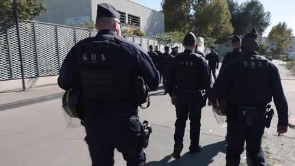 Dans le Vaucluse, des voitures de police ont été incendiées à Cavaillon, en représailles à une opération anti-drogue. Une cité est particulièrement gangrénée par le trafic.