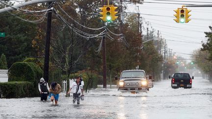 Certaines rues de New York sont d&eacute;j&agrave; inond&eacute;es en raison de la combinaison&nbsp;la mar&eacute;e haute et les vents de l'ouragan de sable.&nbsp; (BRUCE BENNETT / GETTY IMAGES NORTH AMERICA / AFP)