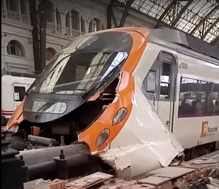 Le train accidenté en gare de France, à Barcelone, le 28 juillet 2017. (FELIX RIOS / REUTERS)