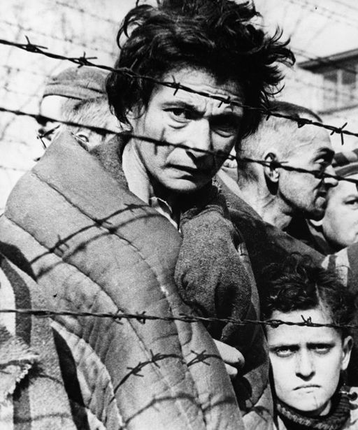 Déportés dans le camp d'Auschwitz en 1945 (A. SVERDLOV / RIA NOVOSTI / AFP)