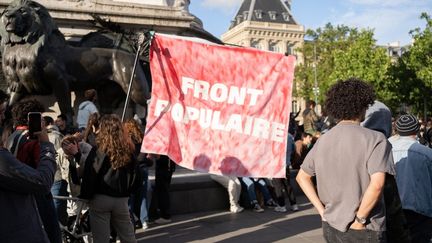 Une banderole "front populaire" dans une manifestation à Paris le 10 juin 2024. (DELPHINE LEFEBVRE / HANS LUCAS / AFP)