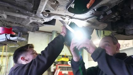 Dans l'Aisne, la D830 est bien connue des automobilistes, qui y laissent souvent leurs amortisseurs. L'état de la route, très abîmée, endommage les véhicules.