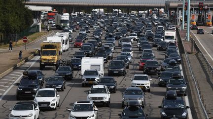 Un embouteillage au péage de&nbsp;Reventin-Vaugris (Isère), sur l'autoroute A7 en direction du sud, le 23 juillet 2022. (MOURAD ALLILI / SIPA)