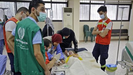 Des médecins traitent un enfant malade du choléra dans un hôpital de fortune à Bebnine, au nord du Liban, le 26 octobre 2022. (IBRAHIM CHALHOUB / AFP)