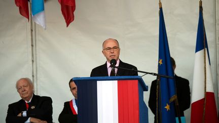 Le ministre de l’Intérieur, Bernard Cazeneuve prononcait un discours pour l’ouverture de la réunion nationale avec les préfets et les procureurs à l’Ecole militaire. (BERTRAND LANGLOIS / AFP)