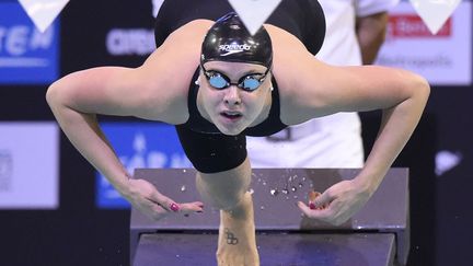 L'Autrichienne Lisa Zaiser s'&eacute;lance lors de la demi-finale du 200m 4 nages aux championnats d'Europe de natation &agrave; Berlin (Allemagne), le 20 ao&ucirc;t 2014. (TOBIAS SCHWARZ / AFP)