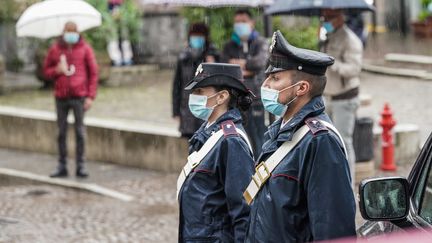 Des policiers pendant une minute de silence à la mémoire des 14 victimes lors de la journée de deuil de la ville à Stresa, en Italie, le 24 mai 2021. (TINO ROMANO / ANSA)