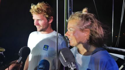 Loïs Berrehar et Charlotte Yven à Saint-Barthélémy, vendredi 19 mai 2023, à leur arrivée en vainqueurs de la Transat Paprec.. (JEROME VAL / RADIO FRANCE)