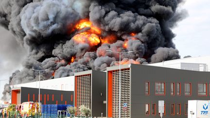 Le site Allopneus de Valence dans la Drôme en feu, le 24 août 2018.&nbsp; (FABRICE HEBRARD / MAXPPP)