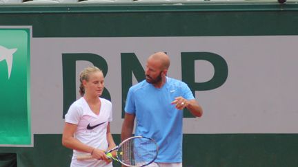 Fiona Ferro et Pierre Bouteyre à l'entraînement sur le court Suzanne-Lenglen