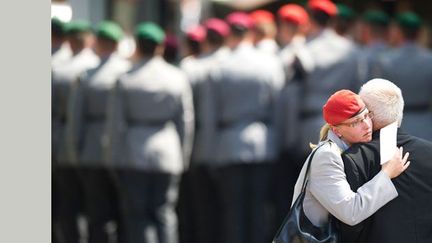 est le premier photojournaliste de l'AFP à recevoir le prestigieux prix allemand Rückblende pour une photo tirée de la cérémonie d'hommage à Hanovre, en Allemagne, le 3 juin 2011, aux trois soldats morts dans un attentat à la bombe en Afghanistan. 

"Parmi les quatre photos que j'avais sélectionnées, je suis content que ce soit celle-ci qui ait été choisie car elle était pour moi la plus forte", a déclaré MacDougall. (John Macdougall )