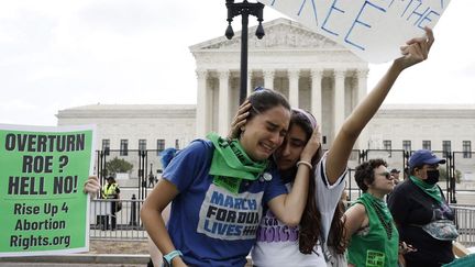 Des militantes pleurent après la révocation du droit constitutionnel à l'avortement devant la Cour suprême, à Washington DC, le 24 juin 2022. (ANNA MONEYMAKER / GETTY IMAGES NORTH AMERICA)