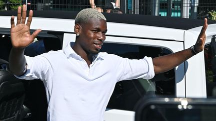 Cette photo prise le 9 juillet 2022 montre le milieu de terrain français vainqueur de la Coupe du monde Paul Pogba arrivant au centre médical du club de football Juventus, à Turin. Pogba est revenu à la Juventus, club de Serie A, sous la forme d'un transfert gratuit.&nbsp; (STRINGER / ANSA)