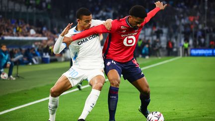 Le Marseillais Mason Greenwood face au Lillois Alexsandro en Ligue 1, le 14 décembre 2024. (CLEMENT MAHOUDEAU / AFP)