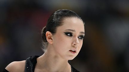 La patineuse artistique russe Kamila Valieva s'échauffe avant de participer à l'épreuve de patinage libre lors du Grand Prix de Russie, au Megasport Arena, le 23 octobre 2022, à Moscou. (NATALIA KOLESNIKOVA / AFP)