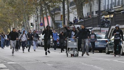 Echauffour&eacute;es lors de la manifestation des lyc&eacute;ens &agrave; Paris, le 17 octobre 2013. (THOMAS SAMSON / AFP)