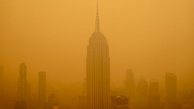 Le brouillard a pris une teinte ocre le 7 juin 2023, comme le montre ce panorama d'un autre monument célèbre de New York, l'Empire State Building. (DAVID DEE DELGADO / GETTY IMAGES NORTH AMERICA / AFP)