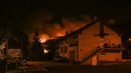 Une maison d'Orjais, le 16 août 2022, située&nbsp;au pied du parc naturel de la Serra da Estrela (Portugal), en proie aux flammes depuis le 6 août.&nbsp; (PATRICIA DE MELO MOREIRA / AFP)